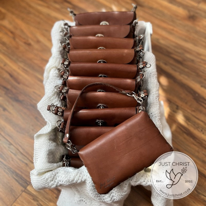 The Luxurious Leather Clutch: No Stitch Design for Lasting Style